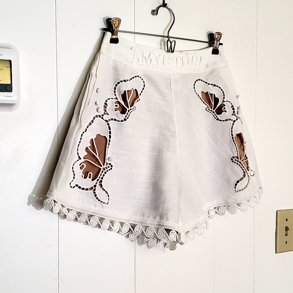 Amy Store Eyeket & Scalloped Hem Shorts - Picture 2 of 5